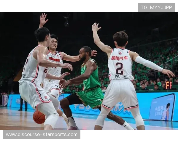 CBA季后赛激烈对决引爆球迷热情全场观众沸腾